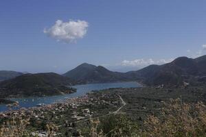 méditerranéen mer et montagnes sur lefkada, Grèce photo