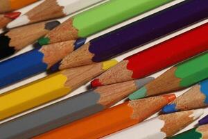 coloré des crayons dans proche en haut photo