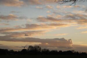 le coucher du soleil dans le Pays-Bas, des nuages, couleurs photo