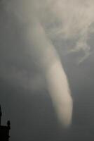 tourbillon, tornade dans le ciel, pas atteindre le sol photo