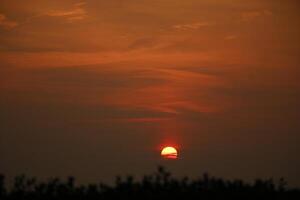 le coucher du soleil dans le Pays-Bas, des nuages, couleurs photo