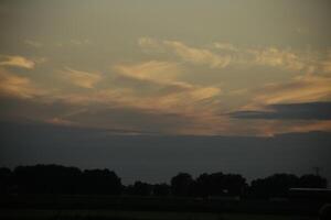 le coucher du soleil dans le Pays-Bas, des nuages, couleurs photo