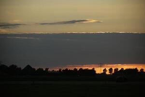 le coucher du soleil dans le Pays-Bas, des nuages, couleurs photo