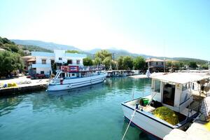 confortable port dans une village de les lesbiennes, Grèce photo