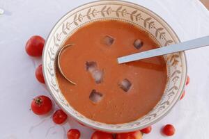 Gaspacho soupe, une du froid Espagnol tomate soupe, mangé dans le été dans Espagne photo