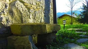 pierre banc sur le Montagne chemin photo