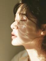 une magnifique fille avec longue foncé cheveux et sans faille peau est séance dans une rayon de lumière du soleil. photo