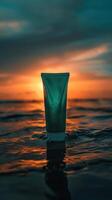 tube de Naturel vert crème permanent dans le l'eau sur une Naturel arrière-plan, dans le soir dans été, avec le réglage Soleil et foncé bleu ciel derrière, photo