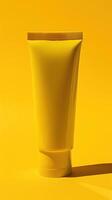 une Jaune tube contenant nettoyage gel photo