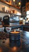 fermer photo de une 125 grammes noir étain bougie allumé avec un mèche séance sur une table dans une café avec un Expresso fabricant