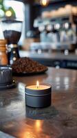 fermer photo de une 125 grammes noir étain bougie allumé avec un mèche séance sur une table dans une café avec un Expresso fabricant