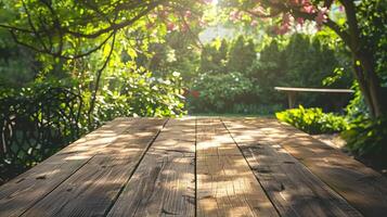 vide en bois table ensemble contre une toile de fond de frais, vert feuillage et épanouissement branches dans une ensoleillé jardin, capturer le essence de printemps photo