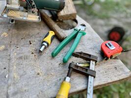 différent outils sur une en bois Contexte. photo