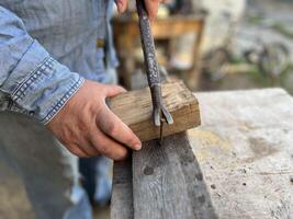 prise en dehors le clou de le en bois planches. photo