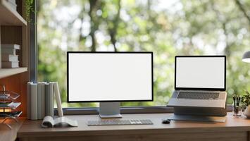 une moderne Accueil Bureau avec une Écran blanc portable et ordinateur maquette sur une en bois bureau. photo