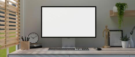 une moderne, minimal blanc Accueil Bureau espace de travail avec une Écran blanc ordinateur maquette sur une tableau. photo