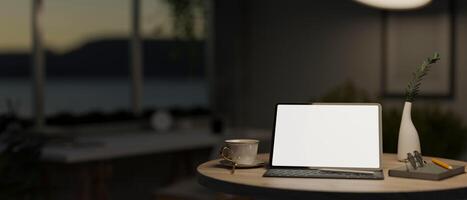 une Écran blanc numérique tablette maquette sur une rond en bois table dans une foncé confortable vivant pièce à nuit. photo