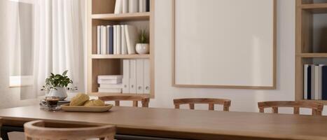 une afficher espace pour vitrine des produits sur une en bois à manger table dans une confortable contemporain à manger chambre. photo