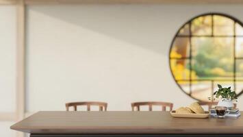 une en bois à manger table dans une contemporain traditionnel Japonais à manger pièce Caractéristiques une rond la fenêtre. photo