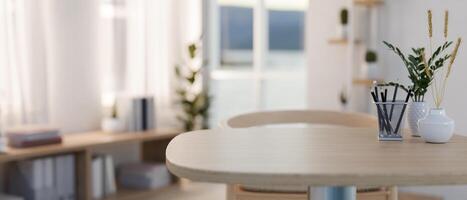 une fermer image de une copie espace sur une en bois table dans une confortable minimaliste pièce à maison. photo