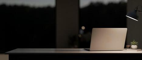 une retour vue image de une portable ordinateur sur le table dans une moderne, foncé pièce à nuit. photo