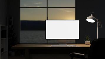 une moderne Bureau avec une ordinateur maquette et une faible lumière de une lampe sur une table contre le la fenêtre. photo