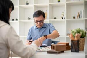 une Masculin intérieur designer ou architecte est ayant une réunion avec le sien client dans le bureau. photo