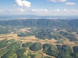 aérien vue de montagnes et des nuages vu par le avion fenêtre photo