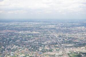 aérien vue de paysage urbain vu par le avion fenêtre photo