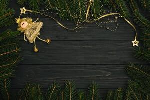 Noël ou Nouveau année foncé en bois arrière-plan, Noël noir planche encadré avec saison décorations, espace pour une texte, vue de au dessus photo