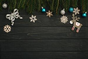 Noël ou Nouveau année foncé en bois arrière-plan, Noël noir planche encadré avec saison décorations, espace pour une texte, vue de au dessus photo