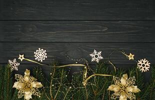 Noël ou Nouveau année foncé en bois arrière-plan, Noël noir planche encadré avec saison décorations, espace pour une texte, vue de au dessus photo