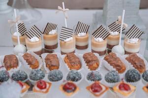 frais, exotique, biologique des fruits, lumière collations dans une assiette sur une buffet tableau. photo