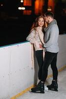 Date les amoureux dans hiver patinoire patins. concept de Noël vacances, soins pour votre aimé un. photo