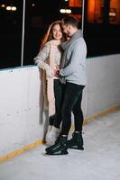 Date les amoureux dans hiver patinoire patins. concept de Noël vacances, soins pour votre aimé un. photo