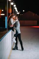 Date les amoureux dans hiver patinoire patins. concept de Noël vacances, soins pour votre aimé un. photo