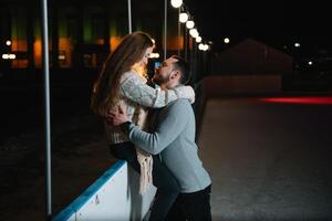 Date les amoureux dans hiver patinoire patins. concept de Noël vacances, soins pour votre aimé un. photo