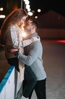 Date les amoureux dans hiver patinoire patins. concept de Noël vacances, soins pour votre aimé un. photo