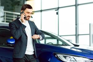 Beau homme choisir une voiture dans une spectacle pièce photo