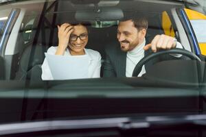 Jeune affaires gens travail ensemble tandis que en voyageant par une auto. photo