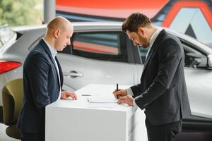 le vendeur et le acheteur dans le auto spectacle photo