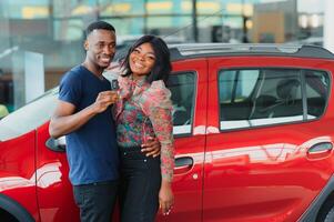 Jeune africain couple achat Nouveau voiture à concession photo