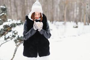 magnifique Jeune femme dans l'hiver Extérieur. hiver concept photo