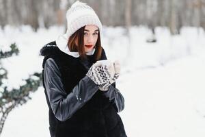 magnifique Jeune femme dans l'hiver Extérieur. hiver concept photo