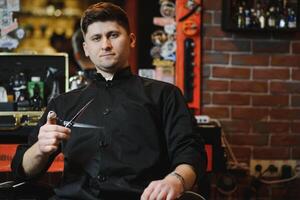 portrait de élégant professionnel coiffeur avec ciseaux. photo