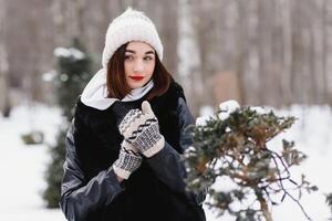 magnifique Jeune femme dans l'hiver Extérieur. hiver concept photo