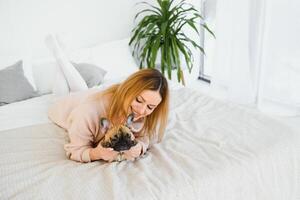 Jeune femme en jouant avec sa chien à Accueil photo