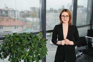 début en haut de entreprise, femmes chef le Nouveau entreprise confiant photo