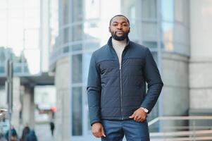 africain américain homme dans élégant Nouveau vêtements sur le rue photo