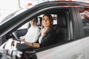 Jeune couple souriant à auto salle d'exposition. photo